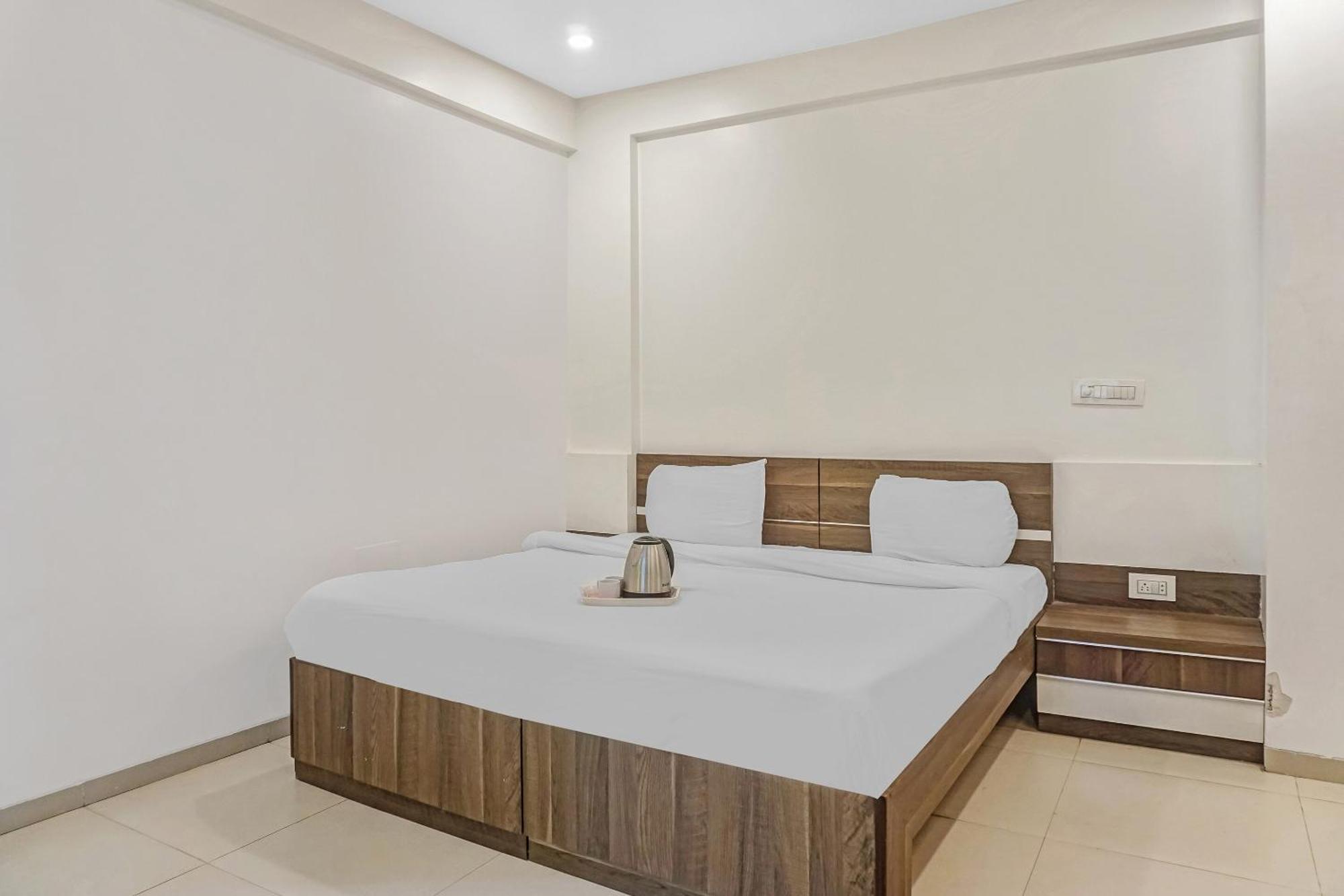 Super Townhouse The Upper Room Near Pune Airport Lohogaon Exteriér fotografie
